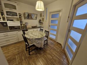 Η κουζίνα ή μικρή κουζίνα στο Blisko wszędzie +21 φωτογραφίες