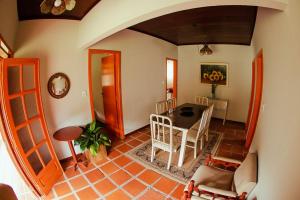 ein Esszimmer mit einem Tisch und Stühlen in einem Raum in der Unterkunft Casarão in Marechal Floriano