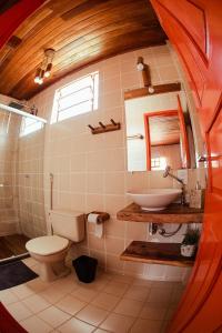 ein Badezimmer mit Toilette und Waschbecken in der Unterkunft Casarão in Marechal Floriano