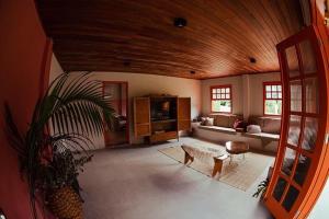 ein großes Wohnzimmer mit Holzdecke in der Unterkunft Casarão in Marechal Floriano