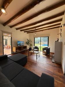 a large living room with a couch and chairs at Gran Casa con Piscina in Ciudad Lujan de Cuyo
