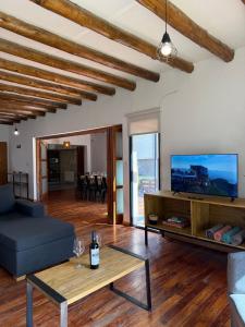a living room with a couch and a tv at Gran Casa con Piscina in Ciudad Lujan de Cuyo +25 photos
