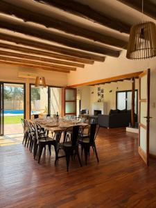 ein großes Esszimmer mit einem langen Tisch und Stühlen in der Unterkunft Gran Casa con Piscina in Ciudad Lujan de Cuyo