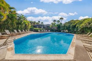 カハナにあるKapalua Ridge Villas 1723 · KRV 1723 Luxury Ocean View + Free Luの椅子と家のあるプール