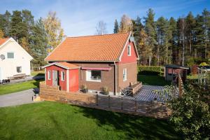 皮特奥Guestly Homes - 3BR Homely Villa in Piteå的庭院中带木甲板的小房子