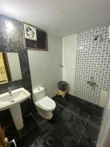 Ένα μπάνιο στο AL MANAL 302 Premium Rooms