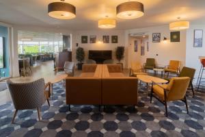 カーンにあるLe Carline, Sure Hotel Collection by Best Westernのロビー(テーブル、椅子付)、待合室を併設しています。