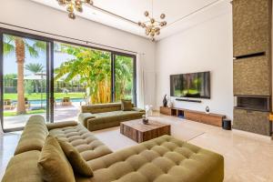 TV a/nebo společenská místnost v ubytování Villa Amelkis avec Piscine - 4 suites de luxe à Marrakech