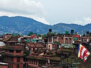 un grupo de edificios con montañas en el fondo en 'Timeless Bhaktapur Home', en Bhaktapur 7 fotos más
