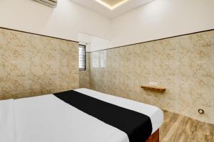 une chambre avec un lit et un mur dans l'établissement Hotel O NG COMFORTS, à Bangalore