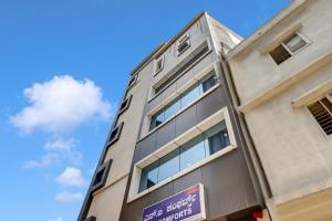 un bâtiment avec un panneau violet sur son côté dans l'établissement Hotel O NG COMFORTS, à Bangalore 22 autres photos