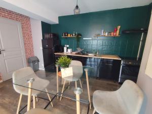 een eetkamer met een glazen tafel en stoelen bij Escapade enchantée à Montpellier in Montpellier