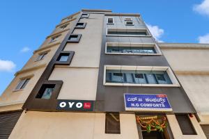 un immeuble de grande hauteur avec un panneau « pas de plaintes » dessus dans l'établissement Hotel O NG COMFORTS, à Bangalore