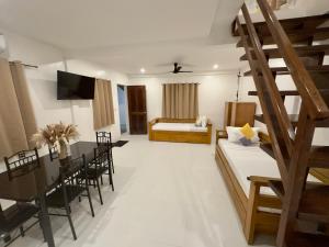 TV i/ili multimedijalni sistem u objektu Palmera El Nido Inn