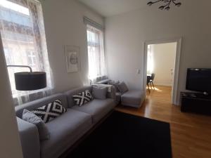 ミルテンベルクにあるHelle Stadtwohnung Miltenberg Perle am Mainのソファとテレビのあるリビングルーム