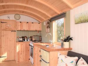 East Harlingにある1 Bed in Thetford 57900の木製キャビネット付きのキッチン、アーチ型の天井 +14枚の写真