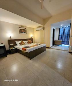 Un dormitorio con una cama grande en una habitación. en Crystal Retreat, en Jāmb