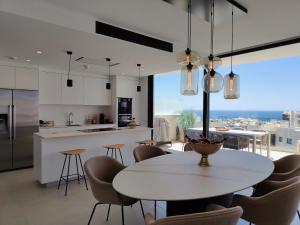 Kuchyň nebo kuchyňský kout v ubytování Higueron 5821 luxe appartement met zeezicht