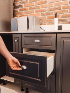 a person opening a drawer in an office desk at Casa Brown in Neuquén