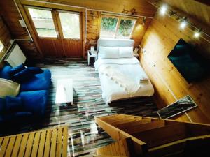 - une chambre avec un lit et un canapé dans une cabine dans l'établissement White Cliff Rest, à Seaford