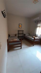 ein Schlafzimmer mit zwei Betten in einem Zimmer in der Unterkunft Hospedagem, casa Palmas, Conforto e Qualidade in Palmas