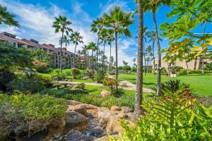 ワイレアにあるKamaole Sands 8409 · KAS 8409 Ocean Views from this Freshly Updaのヤシの木と小川のある公園