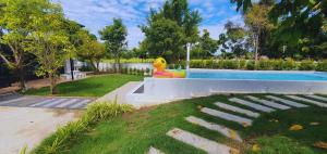 Bazén v ubytování ฟอเรสต์ พูลวิลล่าพิษณุโลก Forest Poolvilla Phitsanulok nebo v jeho okolí