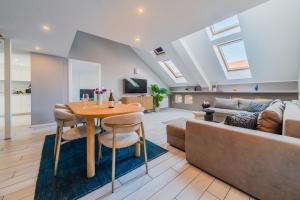 Televiisor ja/või meelelahutuskeskus majutusasutuses Central Boutique Apartments LuAn