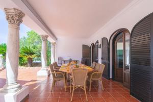 a dining room with a table and chairs at Can Joan Vich ii in Can Furnet