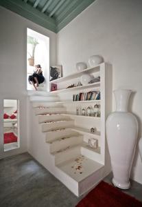 Η βιβλιοθήκη του ξενώνα