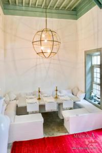Χώρος καθιστικού στο Maison A unique chic riad in the heart of the medina