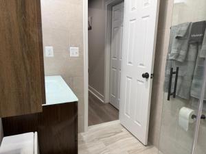 een badkamer met een witte wastafel en een spiegel bij Spacious 5 bedroom single family home sleeps 12 with driveway near DC in Bethesda +21 foto's