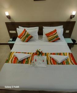 Una habitación de hotel con una cama grande con dos almohadas. en Crystal Retreat, en Jāmb