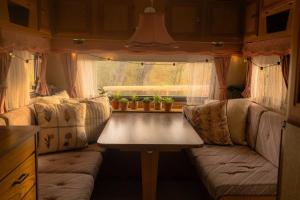 Posezení v ubytování EIRA Glamping - Romantic, Ocean View, Fire Pit