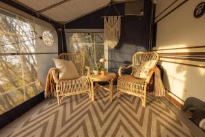 Posezení v ubytování EIRA Glamping - Romantic, Ocean View, Fire Pit + 24 fotografií