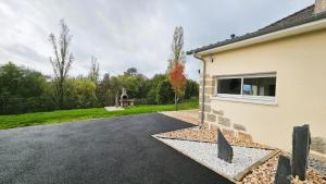 Eine Hausauffahrt mit einem Spielplatz im Hintergrund in der Unterkunft La maison bleue in Brive-la-Gaillarde
