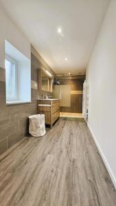 ein großes Badezimmer mit Holzboden in einem Zimmer in der Unterkunft La maison bleue in Brive-la-Gaillarde + 38 Fotos