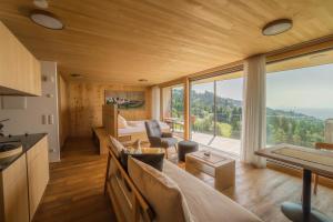une cuisine et un salon avec une grande fenêtre dans l'établissement Hotel Schönblick, à Lochau