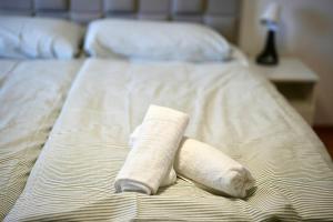 a bed with two rolled up towels on it at Ferienwohnung Paula in Sankt Georgen im Schwarzwald