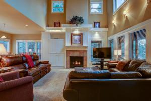 a living room with leather couches and a fireplace at Big Pine in Bend