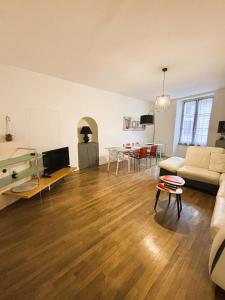 Couhé-VeracにあるGîte des Débatsのソファとテーブルのあるリビングルーム