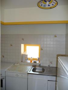 een keuken met een spoelbak en een raam bij Les Grands-Parents in Corancy