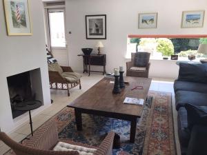 ein Wohnzimmer mit Sofa und Tisch in der Unterkunft Vrijvakantiehuis Rooistrand in Burgh Haamstede