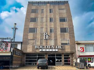 波哥大Hotel Bogota DC的一座写着“boogota dcuth”字样的建筑