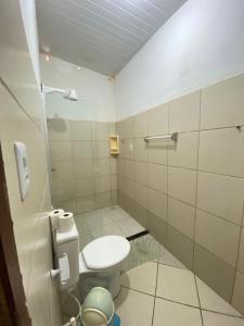 a small bathroom with a toilet and a shower at Condomínio em Canoa Quebrada in Aracati