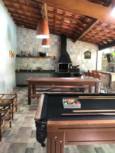 a pool table in a room with a billiard table sidx sidx at Suíte Recanto bom Sossego in Ubatuba