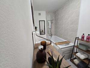 Ένα ή περισσότερα κρεβάτια σε δωμάτιο στο Room 2 Shared House 3 min from Stadium