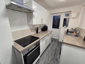 Η κουζίνα ή μικρή κουζίνα στο Room 2 Shared House 3 min from Stadium