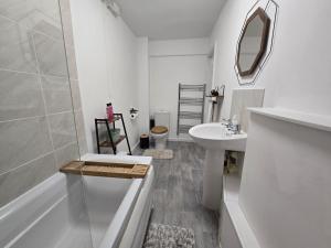 Ένα μπάνιο στο Room 2 Shared House 3 min from Stadium