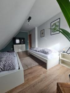 a bedroom with two beds in a room at Ferienwohnung in der Ahornstrasse in Gifhorn